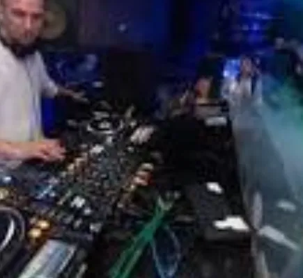 AFTER LUNCH 16:00h DJ DAVID PRIM Per a totes les edats